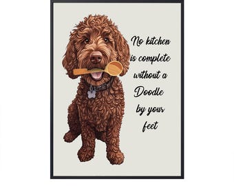 Puede incluir: Un perro doodle marrón con una cuchara de madera en la boca, sentado sobre un fondo beige. El texto dice "No kitchen is complete without a Doodle by your feet."