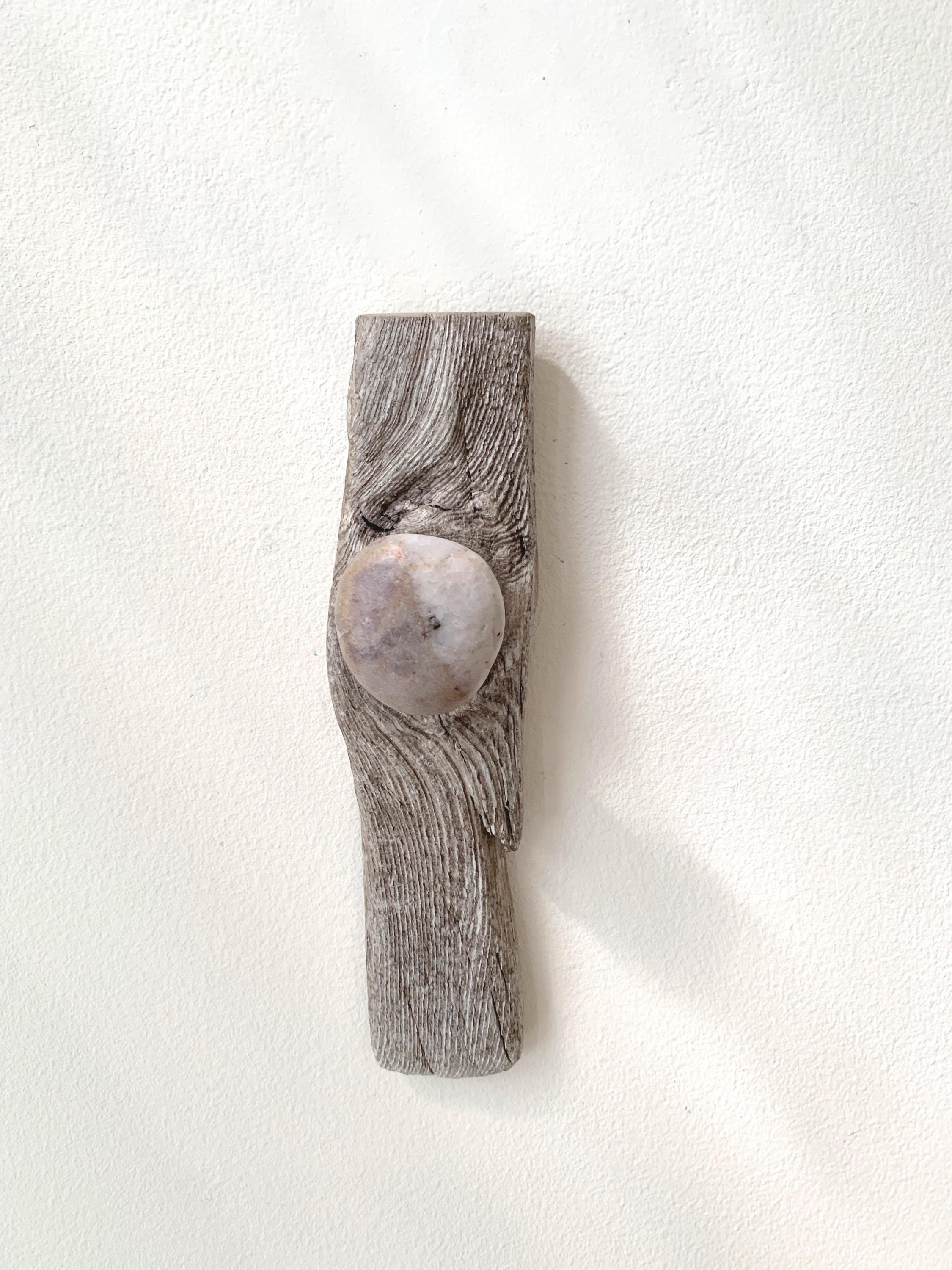 Small Driftwood Wall Hook with Beach Stone, Rustic Towel Hook, Coastal Bathroom Decor