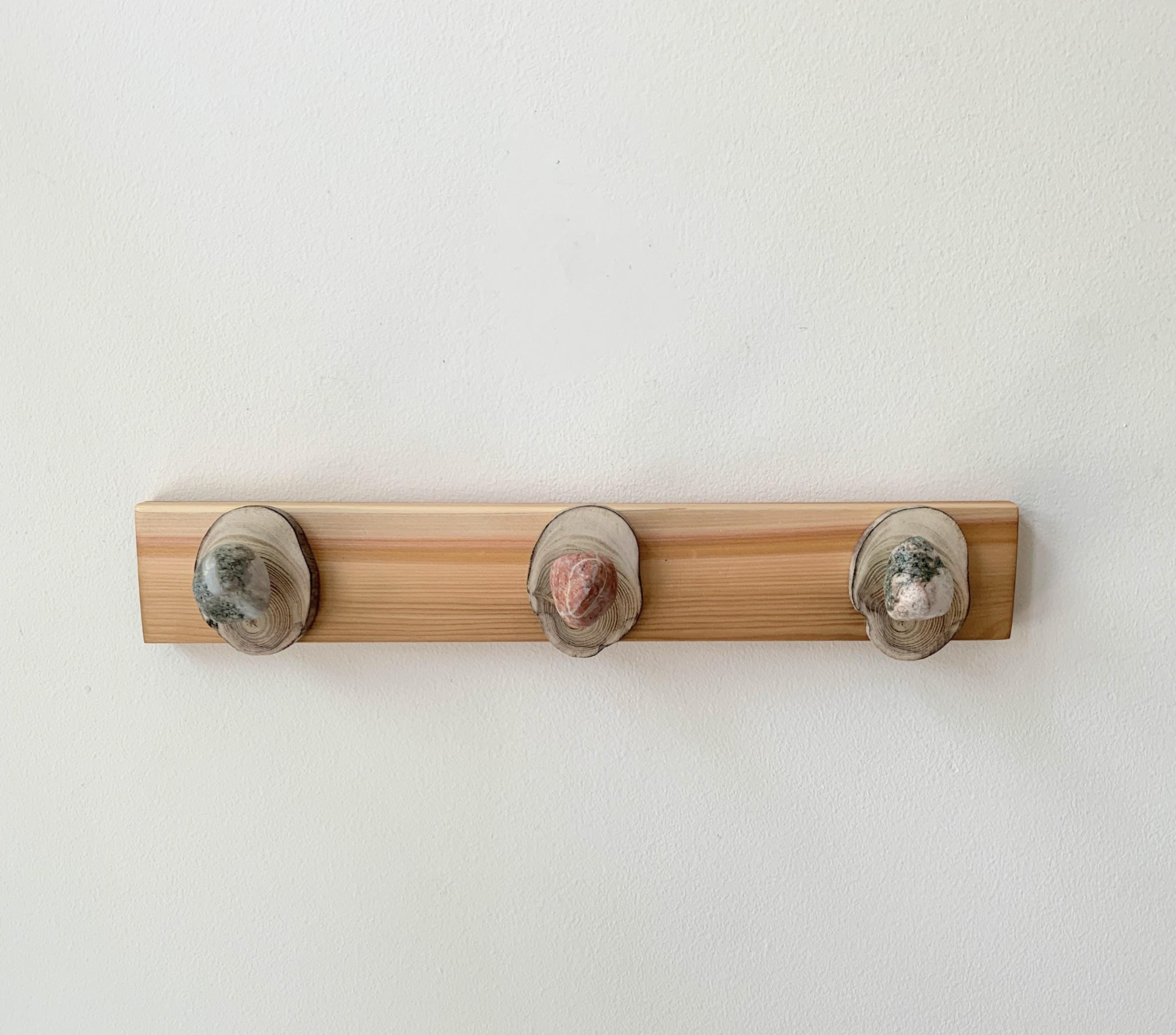 Reclaimed Cedar Driftwood Wall Hooks with Beach Stone Accents – Cottage Decor