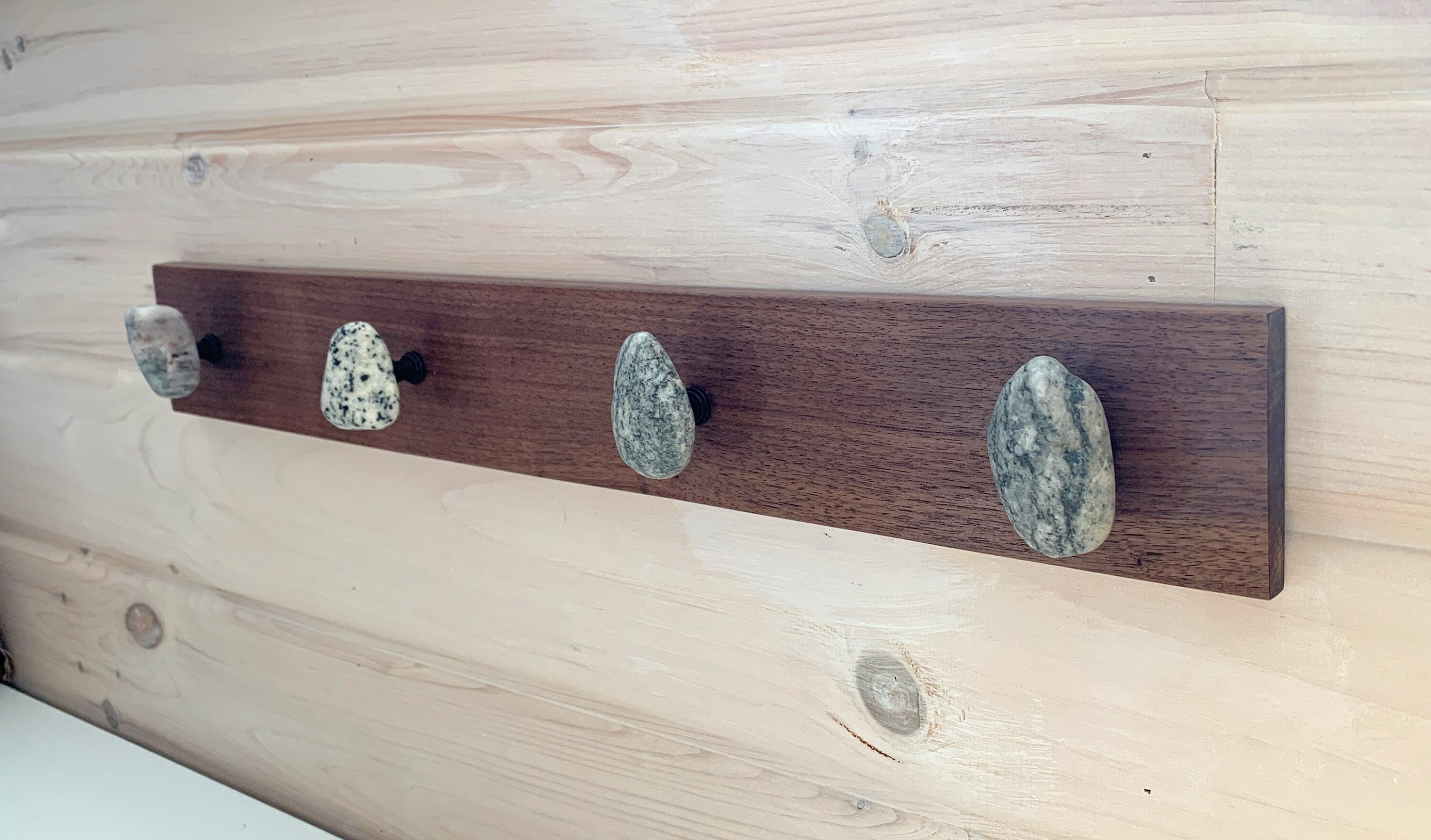 Ganchos de piedra de playa / estante montados en nogal para | Etsy