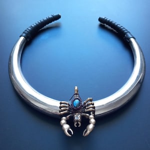 Gargantilla de escorpión de latón con hermosa labradorita azul fuego - Joyería oscura - Micromacramé - Unisex - Caucho - Joyería alternativa - Nueva colección