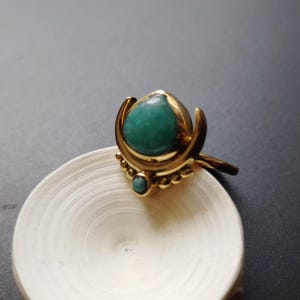 Anillo de latón en forma de media luna con hermosa piedra de jade doble - Talla UE 52 - EE. UU. 6 - Joyas bohemias - Ornamental - Estilo gitano - Joyas tribales - Nueva colección