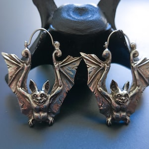 Hermosos Pendientes de Murciélago en Latón Blanco - Joyas Oscuras - Estilo Gótico - Moda Lenta - Joyería Oscura - Pendientes de Bruja - Joyas Macabras - Nueva Colección