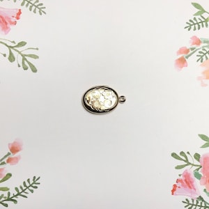 Vintage Gold Floral Medaillon