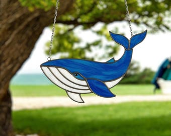 ステンドグラスのクジラのサンキャッチャー：手作りの海風窓飾り