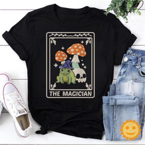 La t-shirt vintage della carta dei tarocchi dei funghi rana mago, camicia rana, camicia dei tarocchi, camicia dei funghi, camicia dei funghi, camicia micologica