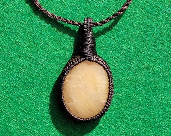 Aventurine quartz yellow, macrame, India, jewelry, cabochon, necklace, pendant, minerals, semi-precious stone, gemstone, natural stone