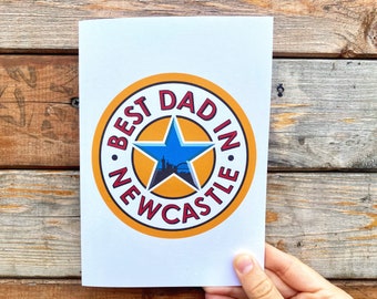 Peut inclure: Une carte blanche avec un cercle jaune et rouge avec une étoile bleue au centre. Le texte "Best Dad in Newcastle" est écrit autour de l'étoile.