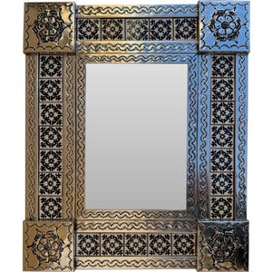 Puede incluir: Espejo rectangular decorativo con marco de metal plateado. El marco presenta detalles florales en relieve en las esquinas y un borde de pequeñas baldosas negras y blancas repetidas. Los bordes del espejo tienen un patrón punteado.