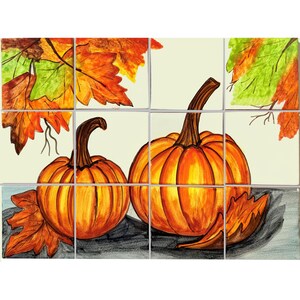 Op de afbeelding: Een set van twaalf vierkante tegels met een aquarel schilderij van twee oranje pompoenen met bruine stelen en herfstbladeren. De bladeren zijn in tinten oranje, groen en bruin, tegen een crèmekleurige achtergrond.