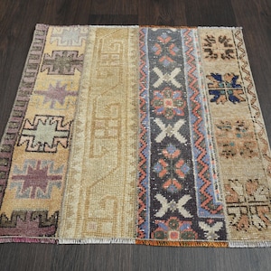 Könnte beinhalten: Ein vintage türkischer Kilim-Teppich mit beigefarbenem Hintergrund und bunten geometrischen Mustern. Der Teppich ist aus Wolle und hat eine handgewebte Textur.