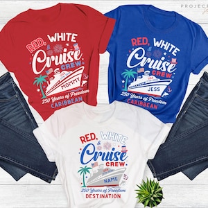 Puede incluir: Tres camisetas rojas, blancas y azules con el texto "Red, White & Cruise Crew" y un gr&aacute;fico de crucero. Las camisetas tambi&eacute;n incluyen el texto "250 Years of Freedom" y los nombres "Mommy" y "Jess". Vaqueros azul oscuro junto a las camisetas.