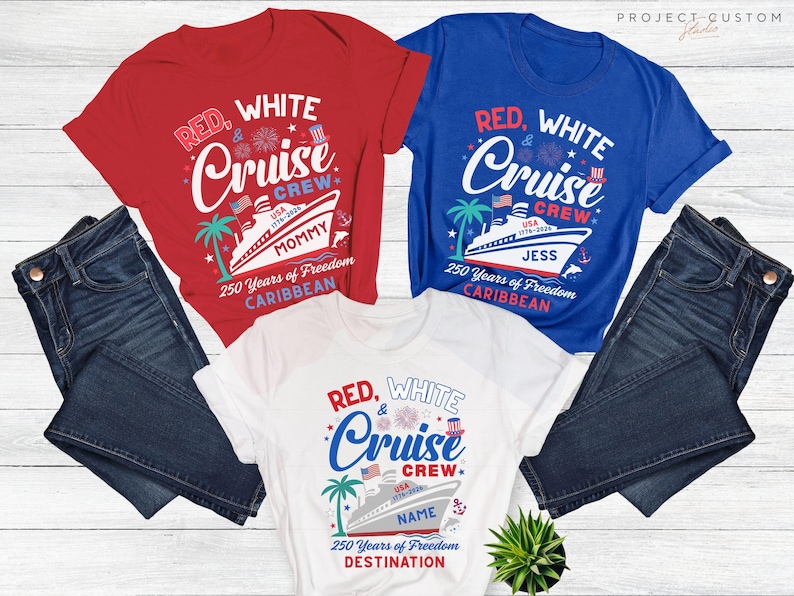 Puede incluir: Tres camisetas rojas, blancas y azules con el texto "Red, White & Cruise Crew" y un gr&aacute;fico de crucero. Las camisetas tambi&eacute;n incluyen el texto "250 Years of Freedom" y los nombres "Mommy" y "Jess". Vaqueros azul oscuro junto a las camisetas.