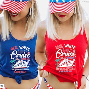 Puede incluir: Camisetas sin mangas azul real y roja con el texto "Red, White & Cruise Crew" y un gr&aacute;fico de crucero. La camiseta azul dice "Jess" y la roja dice "Mommy". Ambas dicen "250 Years of Freedom Caribbean".