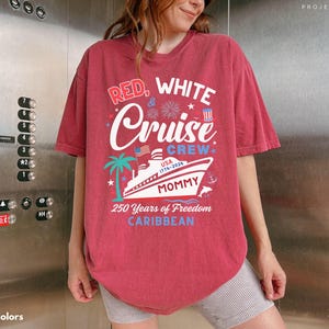 Puede incluir: Camiseta de color carmes&iacute; con el texto "Red, White & Cruise Crew" y un gr&aacute;fico de un crucero, palmeras y fuegos artificiales. La camiseta tambi&eacute;n incluye el texto "250 Years of Freedom Caribbean."