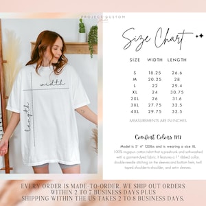 Pu&ograve; includere: Tabella delle taglie per una t-shirt bianca con misure in pollici. La tabella mostra la larghezza e la lunghezza della t-shirt nelle taglie S a 4XL. &Egrave; anche visibile il testo "Comfort Colors 1717".