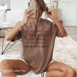 Pu&ograve; includere: Una maglietta marrone con il testo "in the waiting, in the searching, in the healing, in the hurting, THERE WAS JESUS" stampato su di essa. Comfort Colors Tee Espresso.
