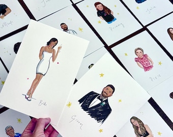 Op de afbeelding: Een verzameling handgetekende aquarelportretten op witte kaarten, elk met een persoon en een handgeschreven naam. De kaarten tonen diverse individuen in kleurrijke kleding, geaccentueerd met kleine gele sterretjes.