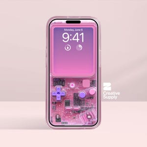 Puede incluir: Una funda transparente para teléfono con una pantalla degradada rosa que muestra "Monday, June 6, 9:41". La parte inferior presenta un diseño de consola de juegos retro con un pad direccional y botones morados. La funda tiene el texto "Creative Supply".
