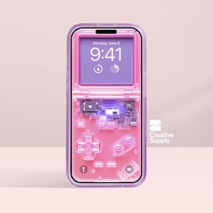 Sfondo per iPhone con console Gameboy retrò rosa e viola trasparente / Schermata di blocco pastello Y2K / Arte digitale ultrarealistica con estetica rosa a bassa fedeltà