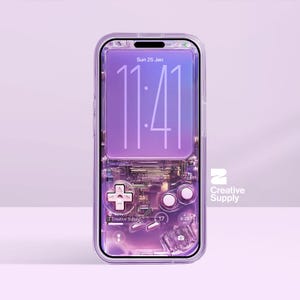 Puede incluir: Funda transparente para teléfono con diseño de mando de videojuego retro. La pantalla del teléfono muestra la hora 11:41 el domingo 25 de enero. La funda tiene una combinación de colores morado y transparente.
