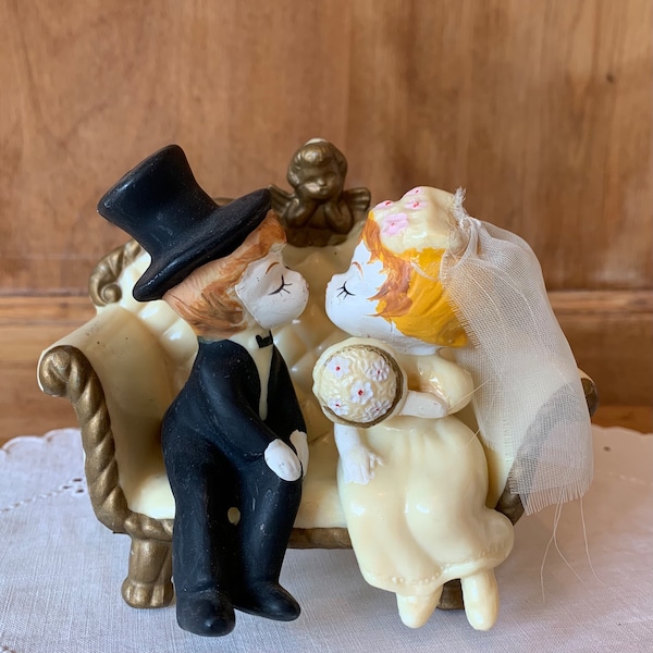 Vintage Kissing Bride and Groom 1970 Figurines Sofa Wilton Made In Hong Kong Top Hat Bouquet Cake Topper