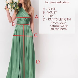 K&ouml;nnte beinhalten: Eine Frau in einem salbeigr&uuml;nen One-Shoulder-Maxikleid, h&auml;lt Blumen. Text erkl&auml;rt, wie man sich f&uuml;r die Personalisierung misst: Brust, Taille, H&uuml;fte und Hosenl&auml;nge. Messungen sind mit roten Linien gekennzeichnet.