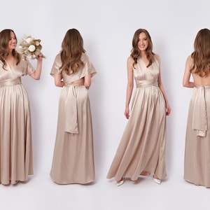 K&ouml;nnte beinhalten: Vier Bilder zeigen ein champagnerfarbenes Satin-Maxikleid. Das Kleid hat einen V-Ausschnitt, eine gewickelte Taille und einen flie&szlig;enden Rock. Der R&uuml;cken des Kleides hat ein tiefes R&uuml;ckendesign mit einer Schleife. Das Model h&auml;lt in einem Bild einen Blumenstrau&szlig;.