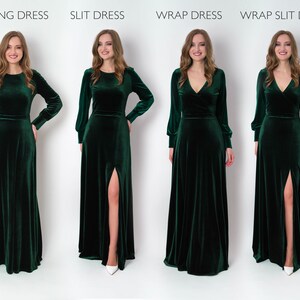K&ouml;nnte beinhalten: Vier Frauen tragen verschiedene Stile von langen gr&uuml;nen Samtkleidern. Die Kleider sind alle bodenlang und haben lange &Auml;rmel. Das erste Kleid ist ein schlichtes langes Kleid, das zweite Kleid hat einen Schlitz vorne, das dritte Kleid ist ein Wickelkleid und das vierte Kleid ist ein Wickelkleid mit einem Schlitz vorne.