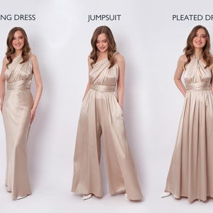 K&ouml;nnte beinhalten: Drei elegante, bodenlange Kleider und ein Jumpsuit in Champagnerfarbe. Die Kleidungsst&uuml;cke haben ein One-Shoulder-Design und eine gewickelte Taille. Das Bild ist mit "Long Dress", "Jumpsuit" und "Pleated Dress" beschriftet.