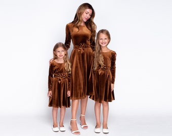 Maman et moi rouillent les robes en velours doré, les robes mère et fille, la robe de séance photo pour la mère et la fille, les robes pour les filles