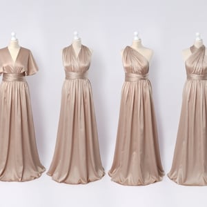 K&ouml;nnte beinhalten: Vier champagnerfarbene Satin-Maxikleider, die auf Schaufensterpuppen pr&auml;sentiert werden. Jedes Kleid hat ein anderes Dekollet&eacute; und Miederdesign, darunter ein V-Ausschnitt mit kurzen &Auml;rmeln, ein Neckholder, eine asymmetrische Schulter und ein gekreuzter Neckholder.