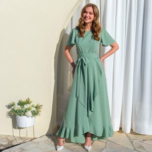 Suknia dla druhny | Sukienka z falbanką w kolorze szałwii i paskiem | Elegancka sukienka dla druhny i na specjalne okazje | Suknia dla gościa weselnego | Szyta na miarę