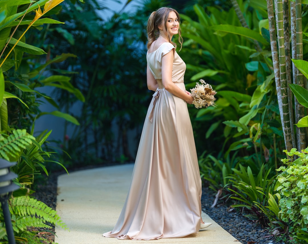 Vestido de seda em bege champanhe, vestido longo com cauda