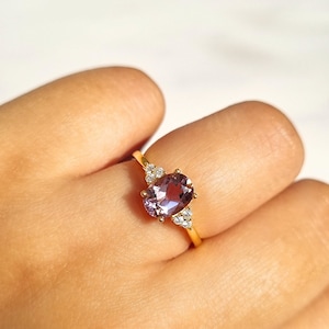 Lavender Amethyst Ring 18k Gold Vermeil Three Stone Engagement & Promise Ring, Classic Setting Gemstone Statement Ring, Anniversary, Birthday Gift For Her, Mum, Girlfriend, Wife, Fiance Christmas Gift, Purple gem, Minimalist, Victorian, Oval Cut Ring