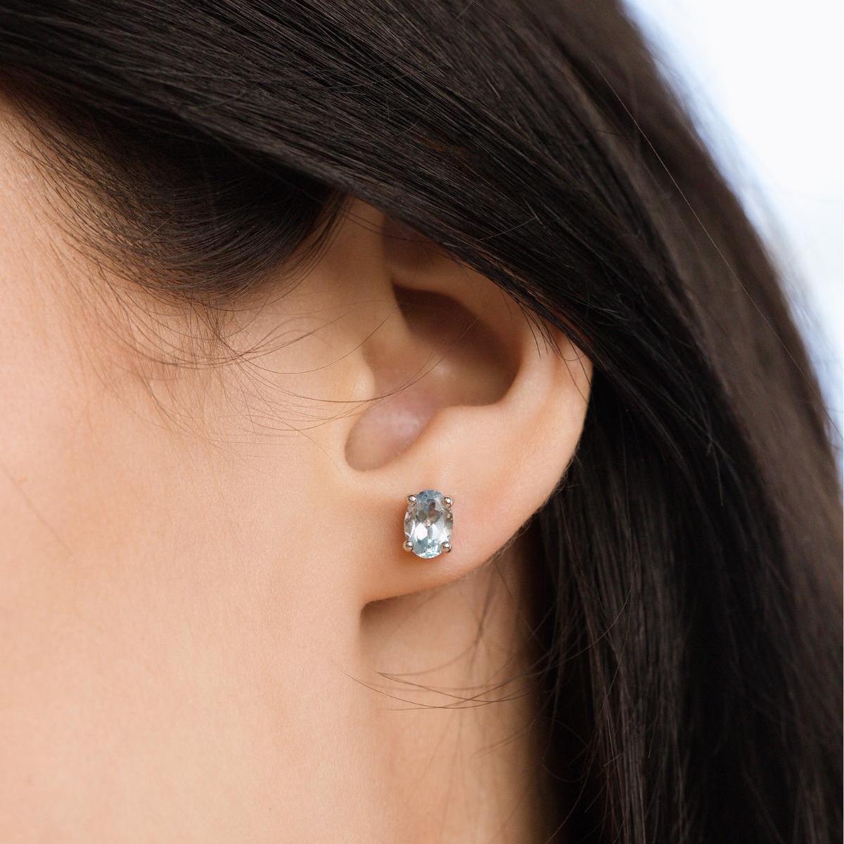 スカイブルートパーズスタッドピアス：7 x 5 mm スターリングシルバー