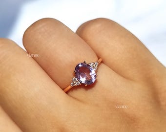 ラベンダーアメジストリング - オーバルカットの3ストーンエンゲージ