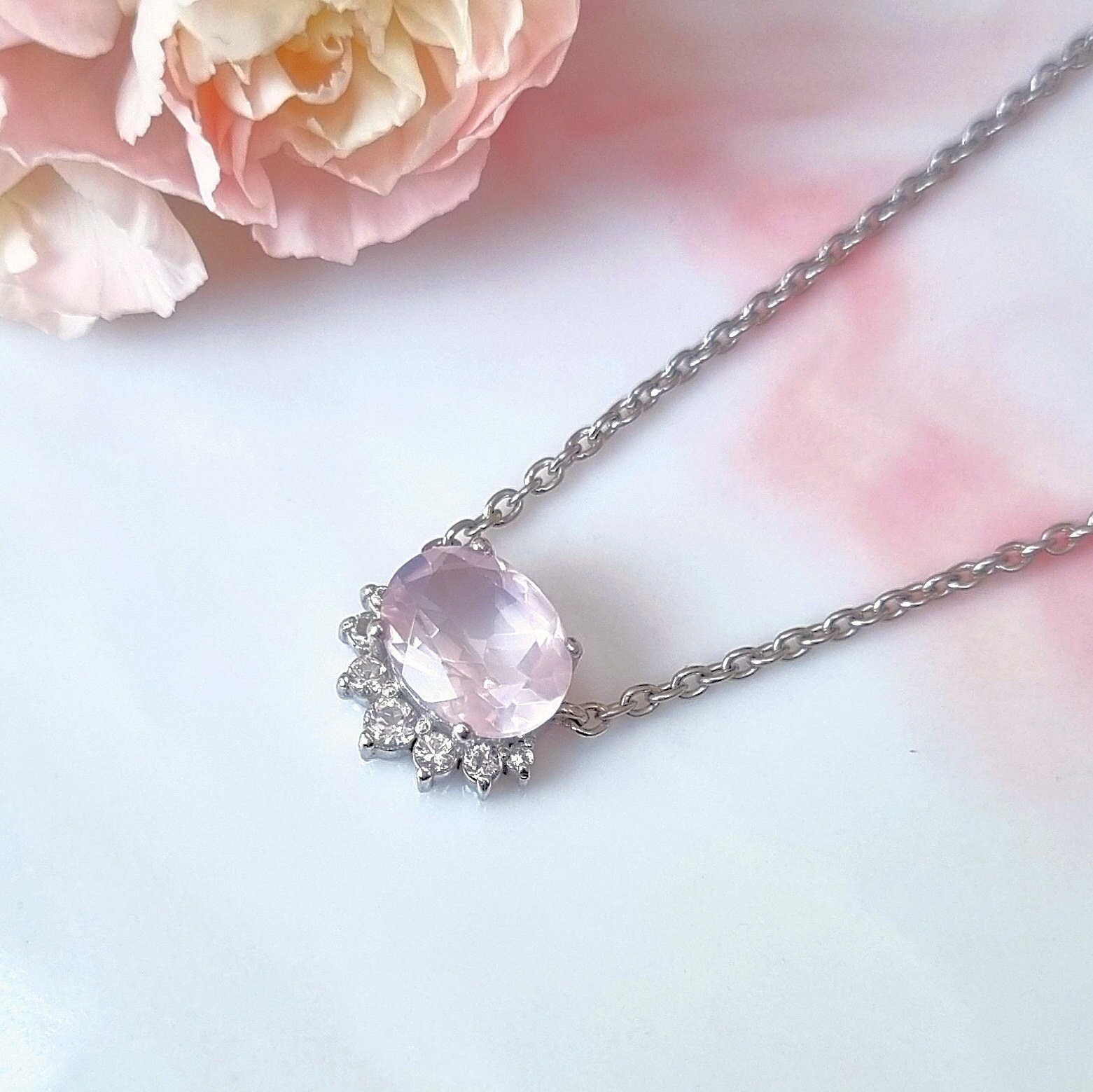 Ciondolo in quarzo rosa: collana con pietre preziose in argento Ciondolo in quarzo rosa: collana con pietre preziose in argento