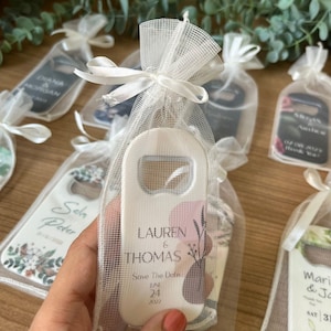 Abridor de botellas de boda a granel con bolsa de organza, recuerdo de fiesta, regalos de boda, abridor de botellas magnético, regalos personalizados, bolsa de tul
