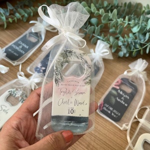 Abridor de botellas de boda a granel con bolsa de organza, obsequio de fiesta, obsequios de boda, abridor de botellas magnético, regalos personalizados, bolsa de tul