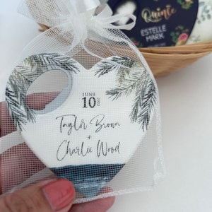 Abridor de botellas de boda a granel con bolsa de organza, recuerdo de fiesta, regalos de boda, imán en forma de corazón, abridor de botellas, regalos, regalos personalizados,