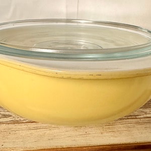 Vintage Pyrex #024 Yellow/Golden Casserole Dish with Lid. Vintage 1950s