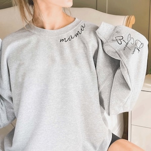 Custom Mama Sweatshirt with Kid Name on Sleeve, Personalized Mum Sweatshirt, Minimalist Mummy jumper, Christmas Gift for Mum, Gift for Her Sport Grey