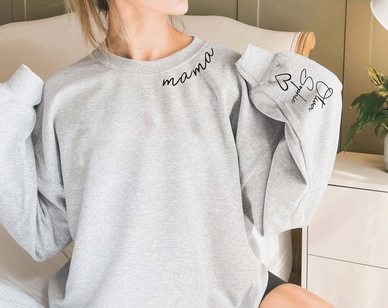 Custom Mama Sweatshirt with Kid Name on Sleeve, Personalized Mum Sweatshirt, Minimalist Mummy jumper, Christmas Gift for Mum, Gift for Her Sport Grey