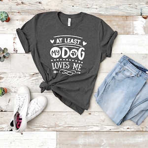 Au moins mon chien m'aime tshirt | Tshirt Anti Saint Valentin | tee-shirt cadeau | t-shirt unisexe pour hommes et femmes | t-shirt t-shirt | seul