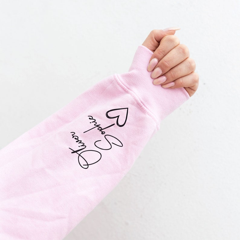 Custom Mama Sweatshirt with Kid Name on Sleeve, Personalized Mum Sweatshirt, Minimalist Mummy jumper, Christmas Gift for Mum, Gift for Her Light Pink