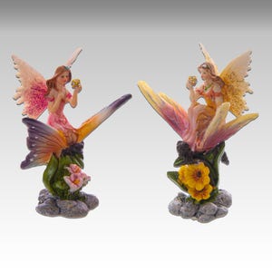 Linda figura de hada de las flores montando una mariposa