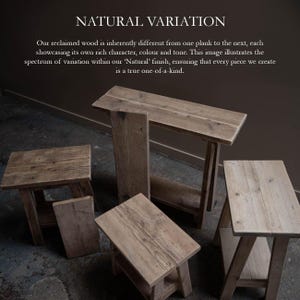 K&ouml;nnte beinhalten: Eine Kollektion aus wiederverwerteten Holzm&ouml;beln, bestehend aus einem Konsolentisch und drei Hockern mit nat&uuml;rlichem Finish. Der Text NATURAL VARIATION sowie ein beschreibender Absatz &uuml;ber Charakter, Farbe und Ton des Holzes stehen oben.