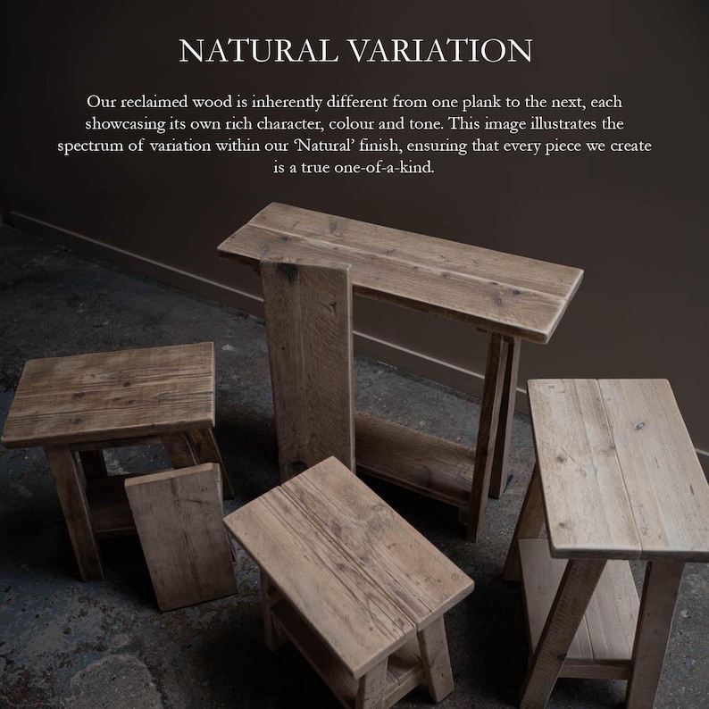 K&ouml;nnte beinhalten: Eine Kollektion aus wiederverwerteten Holzm&ouml;beln, bestehend aus einem Konsolentisch und drei Hockern mit nat&uuml;rlichem Finish. Der Text NATURAL VARIATION sowie ein beschreibender Absatz &uuml;ber Charakter, Farbe und Ton des Holzes stehen oben.