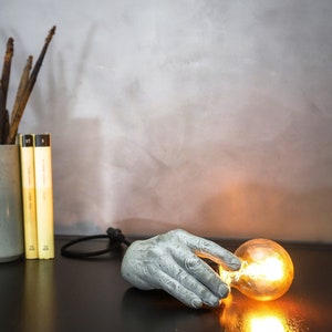 Schreibtischlampe, Akzentlampe, Betonlampe, Creepy Lampe, Thing Addams Hand, Edison Lampe, Industrielampe, Tischlampe Vintage, Cyberpunk Lampe Bild 1